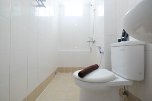Dusche, kostenlose Toilettenartikel, Handtücher, Shampoo
