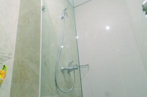 Chuveiro, produtos de toalete grátis, toalhas de banho, shampoo