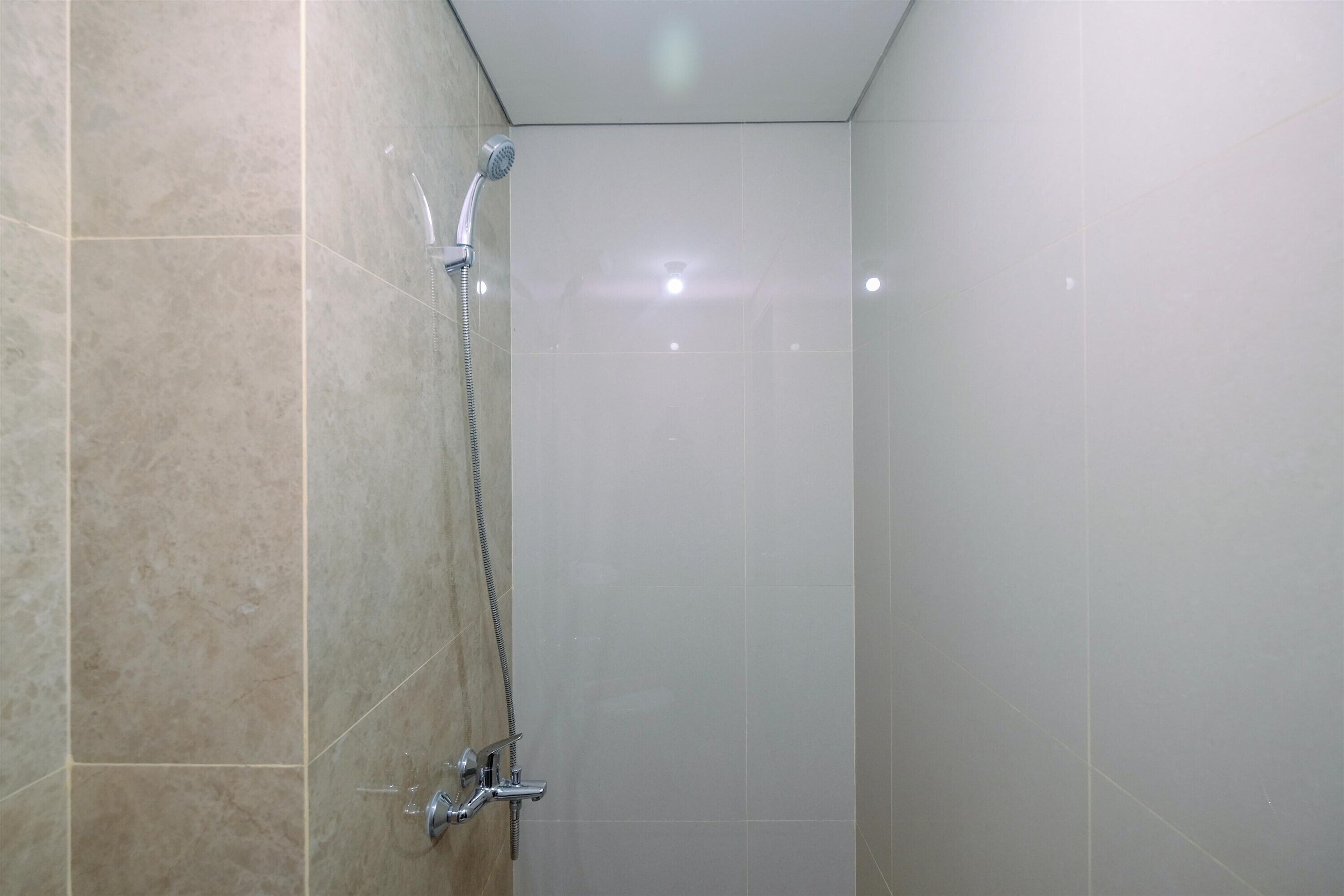 Regadera, amenidades de baño gratuitas, toallas, shampoo 