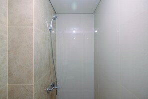 Regadera, amenidades de baño gratuitas, toallas, shampoo 