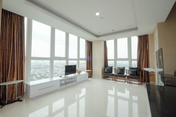 Room | Living area | TV - Spacious Pent House 3BR at Sunter Park View Apartment (Jakarta)