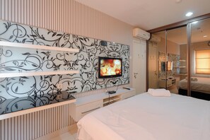 Room | 3 bedrooms, bed sheets - Spacious Pent House 3BR at Sunter Park View Apartment (Jakarta)