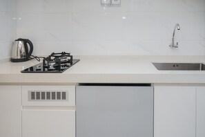 Frigorífico, placa de cocina, hervidor eléctrico y utensilios de cocina