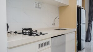 Private kitchen - Fancy and Nice Studio at Sky House BSD Apartment (Pagedangan)