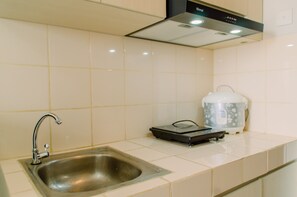 Fridge, stovetop, electric kettle, cookware/dishes/utensils - Nice and Cozy Studio at Serpong Green View Apartment (South Tangerang)