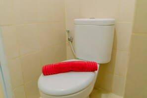 Zimmer | Badezimmer | Dusche, kostenlose Toilettenartikel, Handtücher, Shampoo