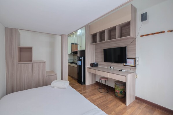 TV - Comfortable and Cozy Stay Studio at Dave Apartment (Depok)