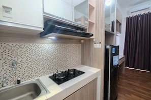 Room | Private kitchen | Fridge, stovetop, electric kettle, cookware/dishes/utensils - Comfortable and Cozy Stay Studio at Dave Apartment (Depok)