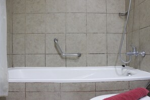 Shower, free toiletries, towels, shampoo