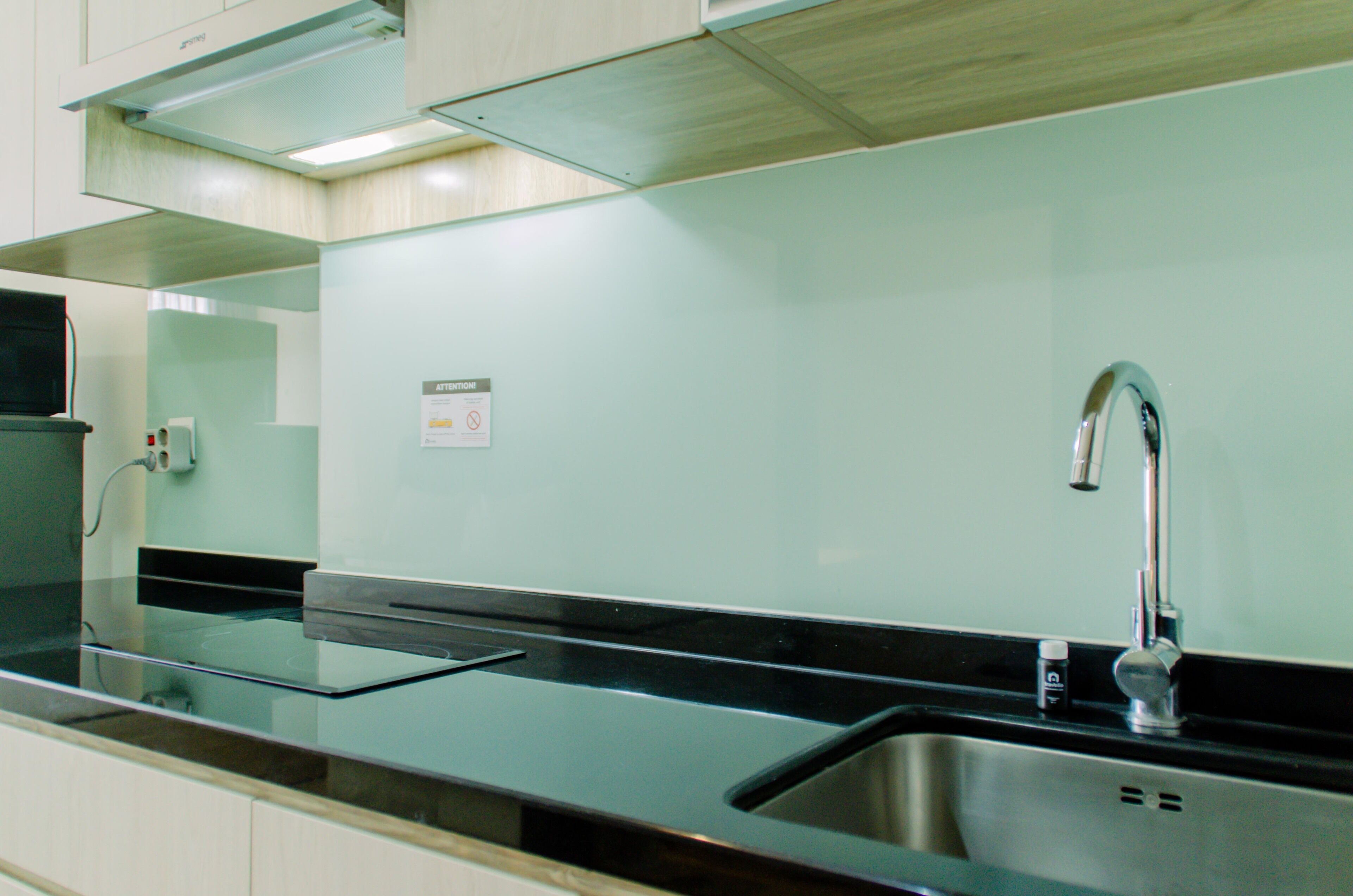 Refrigerador, placa de cocina, utensilios de cocina