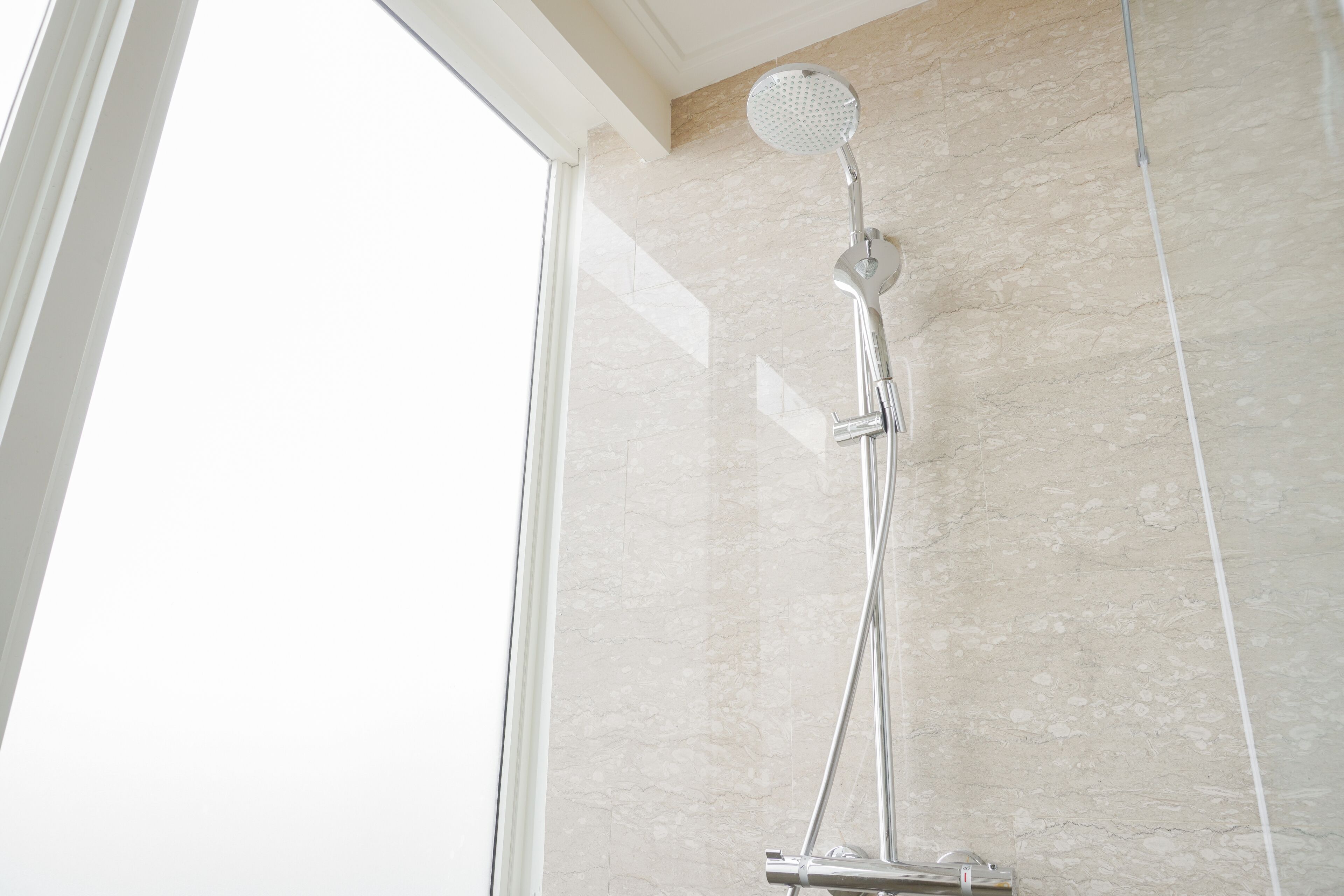 Douche, articles de toilette (gratuits), serviettes fournies