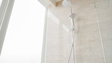 Shower, free toiletries, towels