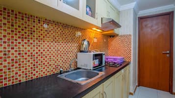 Geladeira, cooktop, talheres/pratos/utensílios de cozinha