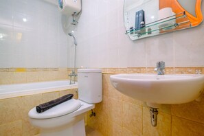 Ein Badezimmer mit Toilette, Waschbecken und Badewanne.