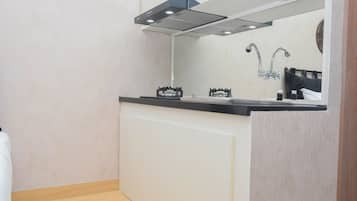 Kühlschrank, Herdplatte, Kochgeschirr/Geschirr/Besteck