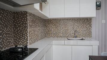 雪櫃、爐具、電熱水壺、廚房用具/餐具/器皿