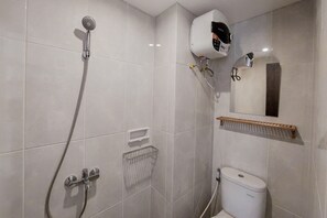 Zimmer | Badezimmer | Dusche, kostenlose Toilettenartikel, Handtücher