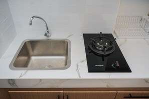 Room | Private kitchen | Fridge, stovetop, cookware/dishes/utensils - Comfortable and Simply Look Studio at Serpong Garden Apartment (Cisauk)