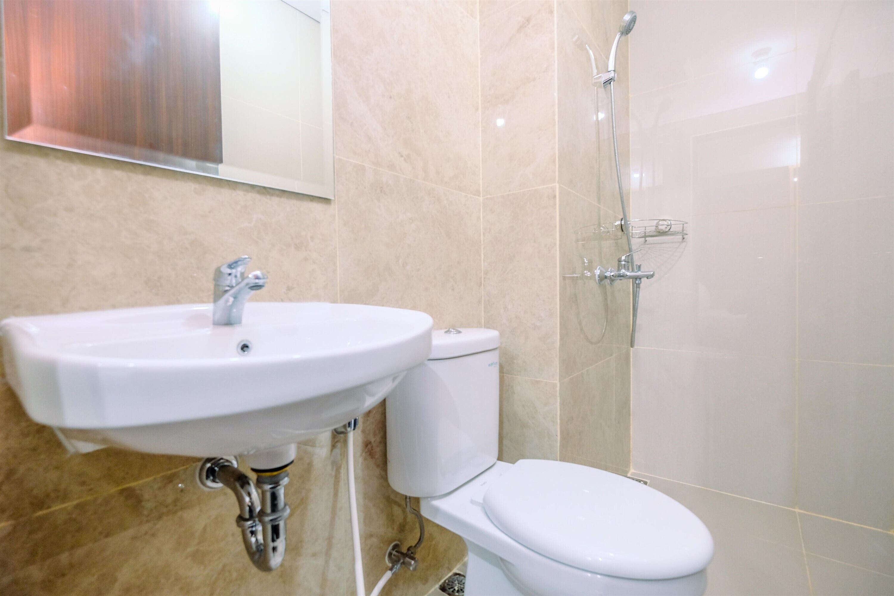 Ein Badezimmer mit Waschbecken, Toilette und Dusche.