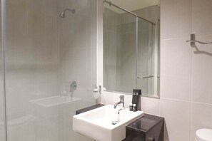 Regadera, amenidades de baño gratuitas, toallas 