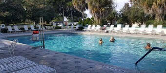 🧡Gorgeous Waterfront Oasis In Heart of The Villages 2 BR, 2 BA