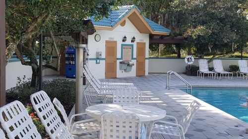 🧡Gorgeous Waterfront Oasis In Heart of The Villages 2 BR, 2 BA