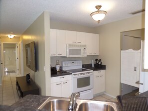Fridge, microwave, oven, stovetop - š§”Gorgeous Dried Waterfront Oasis In Heart of The Villages 2 BR, 2 BA (Lady Lake)