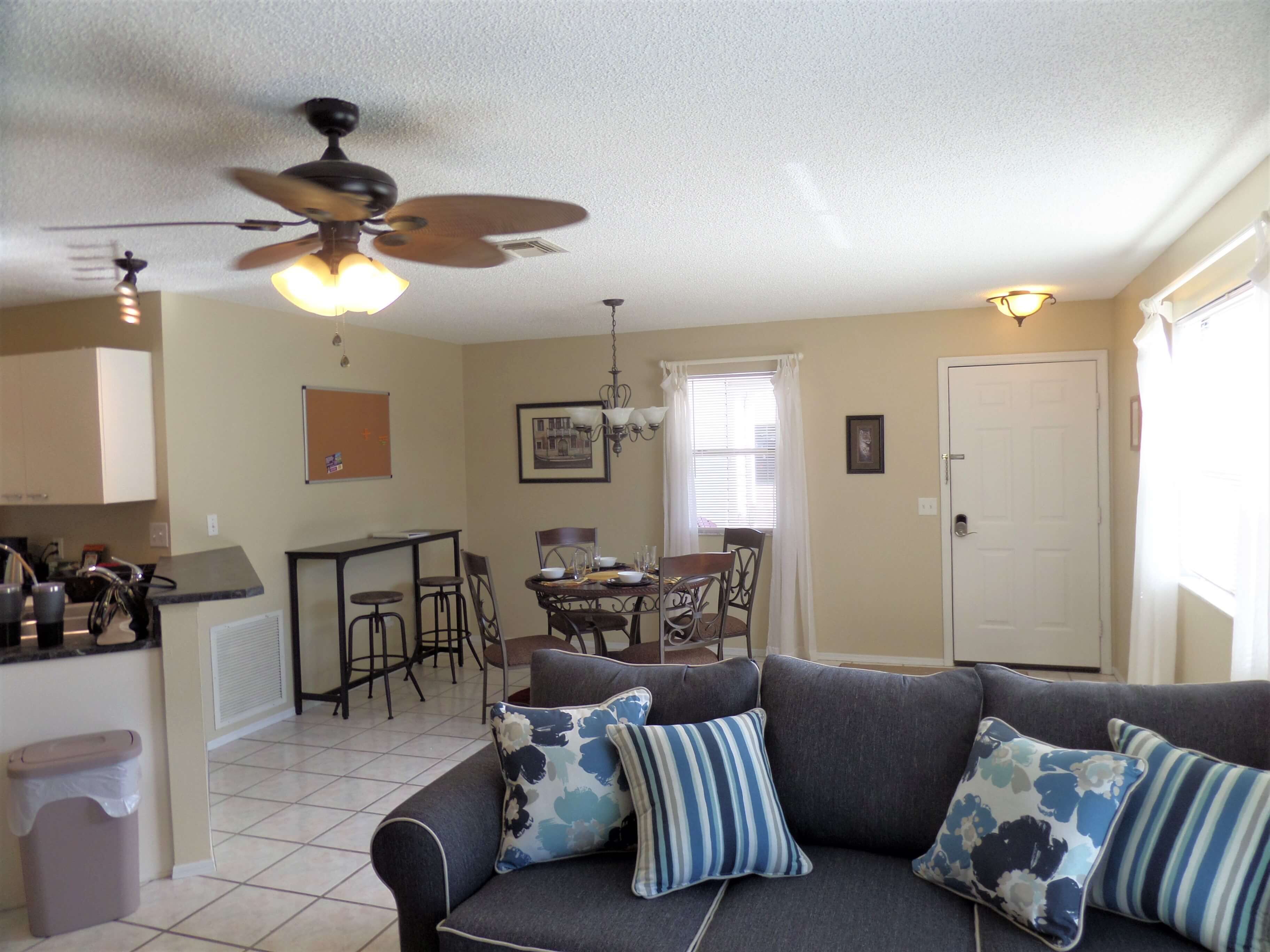 Älytelevisio, pöytätennispöytä, kirjoja