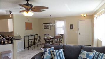 Älytelevisio, pöytätennispöytä, kirjoja