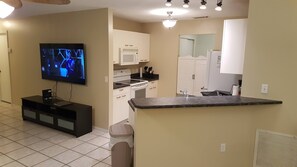 ثلاجة، ميكروويف، فرن، موقد طهي مسطح