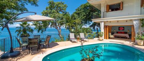 Utendørsbasseng og et oppvarmet basseng