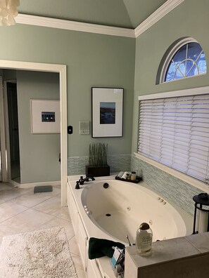 Combined shower/tub, jetted tub, hair dryer, towels