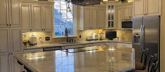 Open Plan near Oaks CC with Pool, Hot Tub, Fireplace/TV on Patio