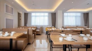 A modern dining area with booths and tables, equipped with tea sets and cups. - Vienna Classic Hotel (Hengdian Film and Television City Dream Valley) (Dongyang)