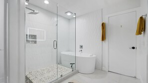 Bathtub, rainfall showerhead, hair dryer, towels - Trendy PGA West on 11th hole -Stylish Comfort (La Quinta)
