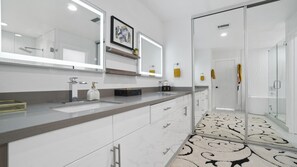 Badewanne, Regendusche, Haartrockner, Handtücher