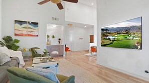 Smart TV, caminetto, altoparlanti intelligenti, biblioteca musicale