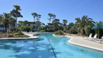 Alberca al aire libre y alberca climatizada