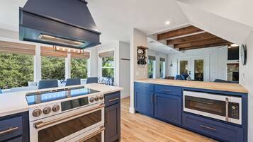 Refrigerador, microondas, horno, placa de cocina