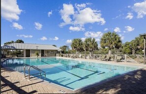 Alberca al aire libre y alberca climatizada