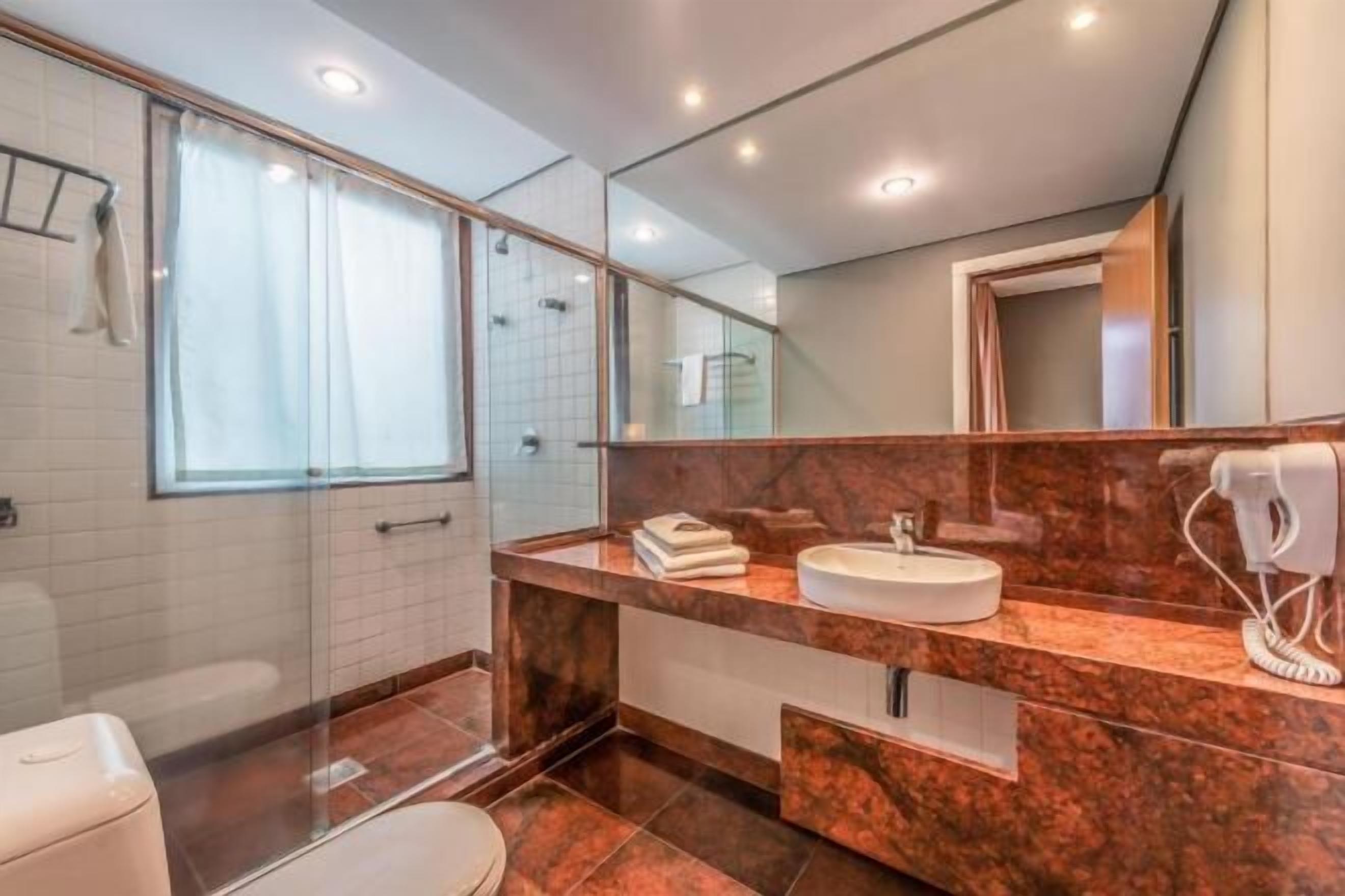 Dutxa, capçal de dutxa tipus cascada, assecador de cabells i tovalloles 