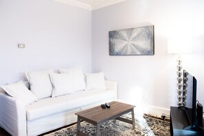 Smart TV - Apt 2 in downtown Jersey City home near NYC (Jersey City)