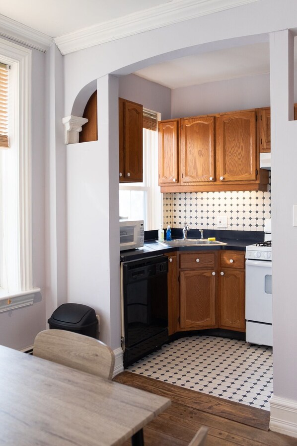 Fridge, microwave, oven, stovetop - Apt 2 in downtown Jersey City home near NYC (Jersey City)