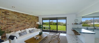 Bareena Cottage - Absolute Beachfront