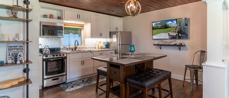 冷蔵庫、電子レンジ、オーブン、コンロ