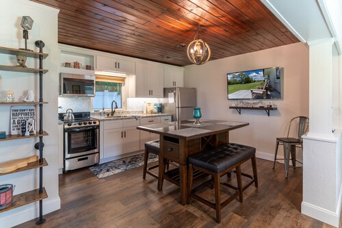 Lake Vibes Only ~ Intimate Lake Cottage in Mount Dora