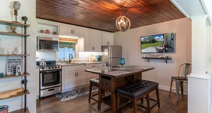 Lake Vibes Only ~ Intimate Lake Cottage in Mount Dora