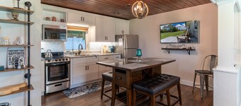 Lake Vibes Only ~ Intimate Lake Cottage in Mount Dora