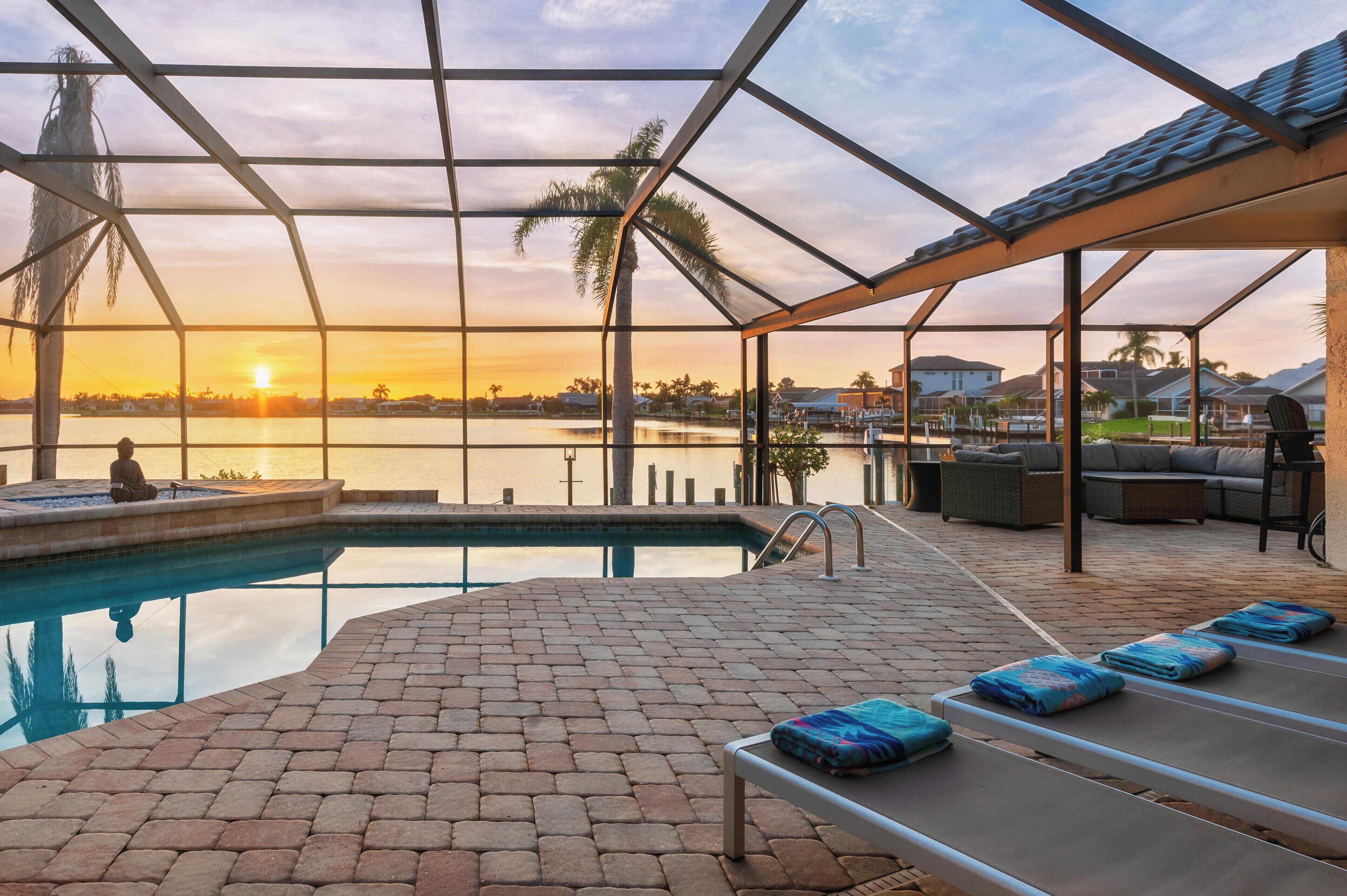 Una piscina al aire libre, una piscina climatizada