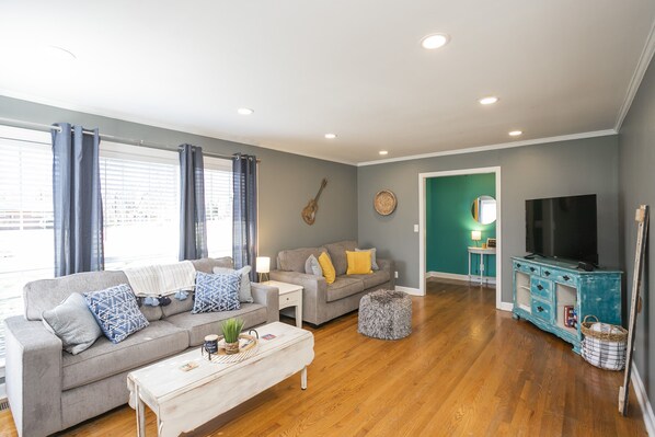 Smart TV, videojuegos, futbolito y tenis de mesa 